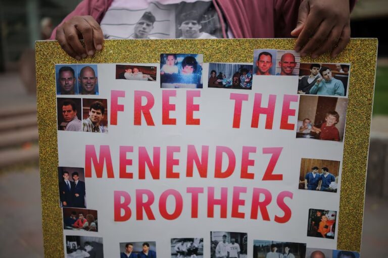 Posponen hasta agosto audiencia de libertad condicional de los hermanos Menéndez