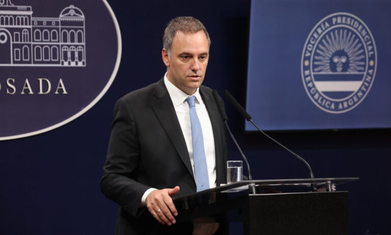 Gobierno argentino confirma llegada de esposa e hijo del gendarme detenido