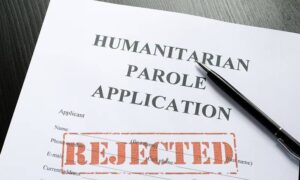 Jueza de EE. UU. bloquea intento de Trump de revocar el “parole” humanitario