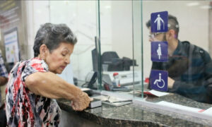 Pagan también a pensionados el bono de Guerra Económica