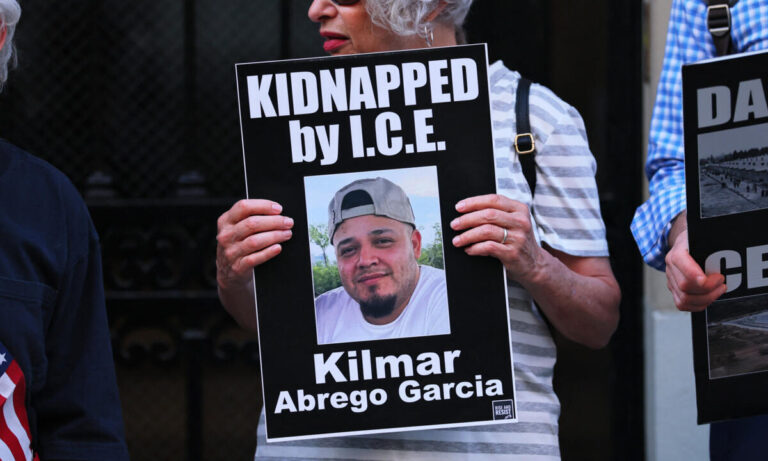Salvadoreño deportado por error regresa a EE. UU. y es acusado de tráfico humano