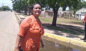 Buscan a familiares de mujer que lleva tres días frente al terminal de Tía Juana