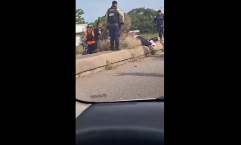 Joven pareja muere tras chocar con un poste en Lagunillas