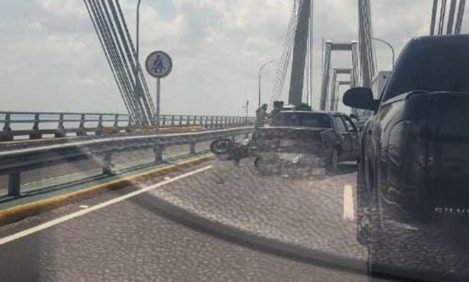 Reportan un herido en choque entre moto y carro en el Puente