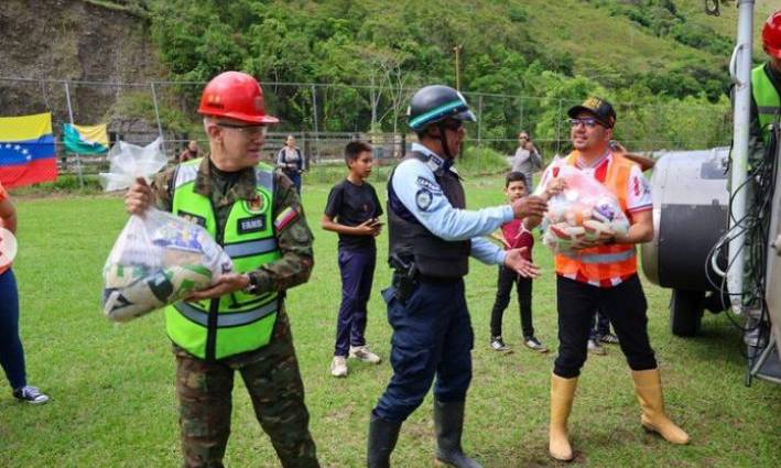 Autoridades reparten una tonelada de insumos en Mérida