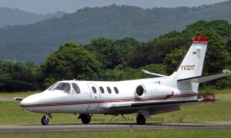Localizan restos humanos y partes del avión desaparecido