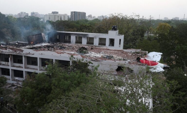 Hallan caja negra del avión siniestrado en India