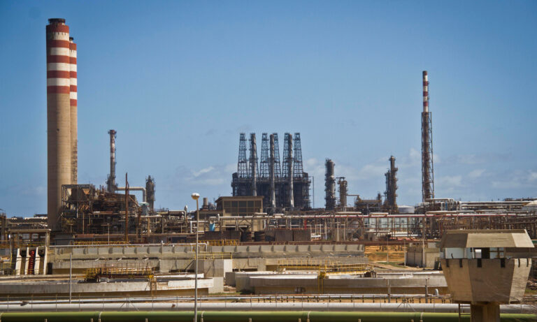 Reuters: Pdvsa reanuda operaciones en refinería Cardón tras “apagón”