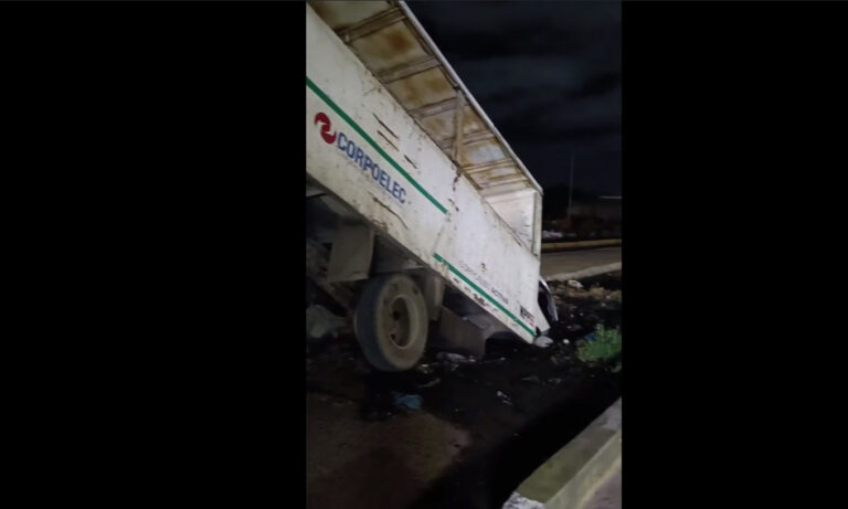 Camión de Corpoelec cae en un “megahueco” en la Circunvalación 3