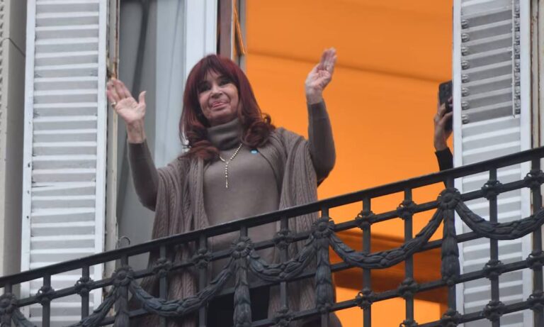 Cristina Fernández pide aclarar si puede salir al balcón de su casa