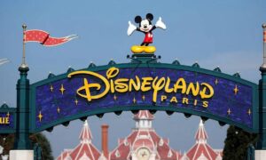 Hombre con historial sexual organiza falsa boda con niña en Disneyland París