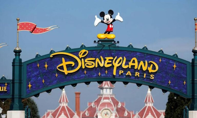 Hombre con historial sexual organiza falsa boda con niña en Disneyland París