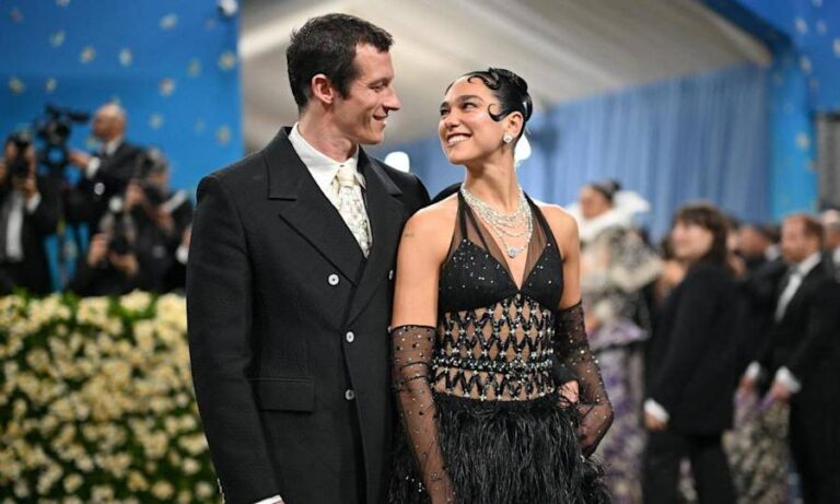 Dua Lipa confirma compromiso con el actor Callum Turner