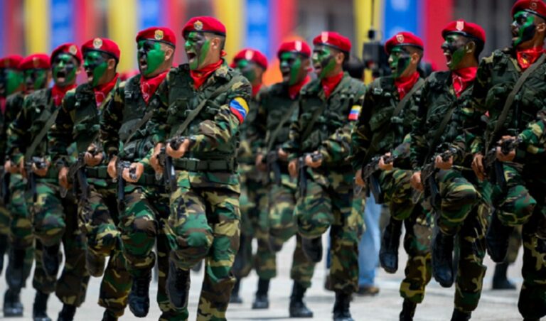 Maduro pide seguir construyendo "el más grande poder militar"
