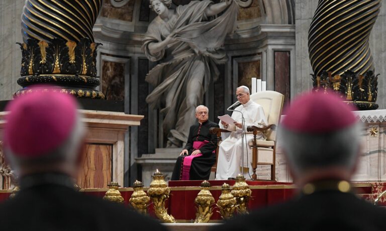 El Papa pide a obispos ser firmes y respetar las normas ante casos de abusos
