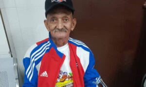 Pensionado requiere insumos médicos para tratar grave lesión en el pie