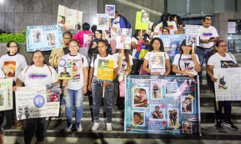 Familias realizan vigilia para pedir libertad de venezolanos presos en El Salvador