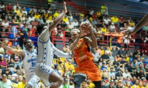 Gaiteros vence a Trotamundos 95-94 en el primer partido de ida del Súper 4
