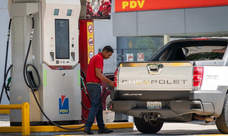 Bloomberg: Gobierno planea subir la gasolina de $0.25 a $0.75
