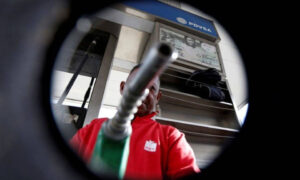 Mayoría de consultados cree que el Gobierno subirá el precio de la gasolina