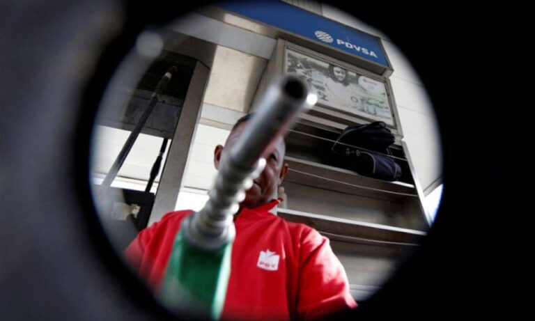 Mayoría de consultados cree que el Gobierno subirá el precio de la gasolina
