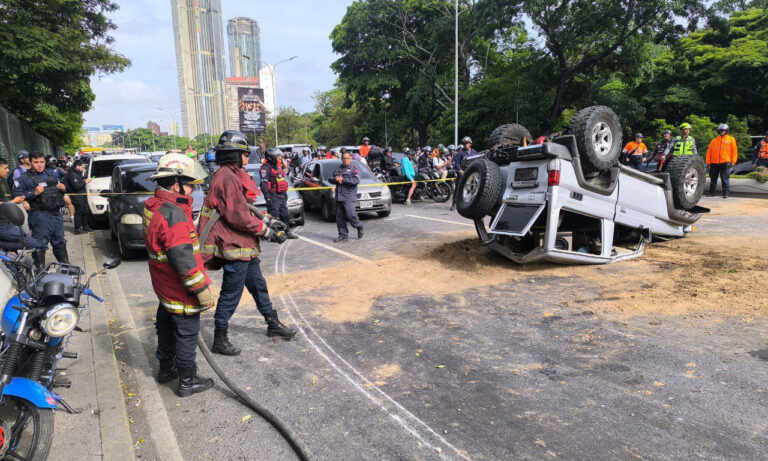 Choque múltiple en autopista de Caracas deja un muerto y seis heridos
