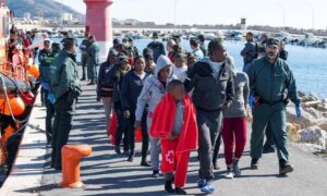 España prevé regularizar a 100 mil inmigrantes este año por arraigo