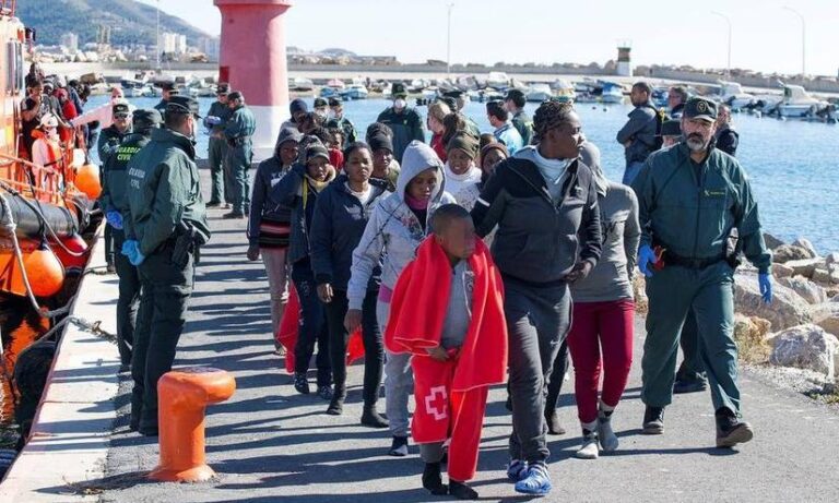 España prevé regularizar a 100 mil inmigrantes este año por arraigo