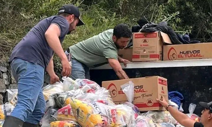 Voluntarios y autoridades llevan insumos a damnificados en Mérida