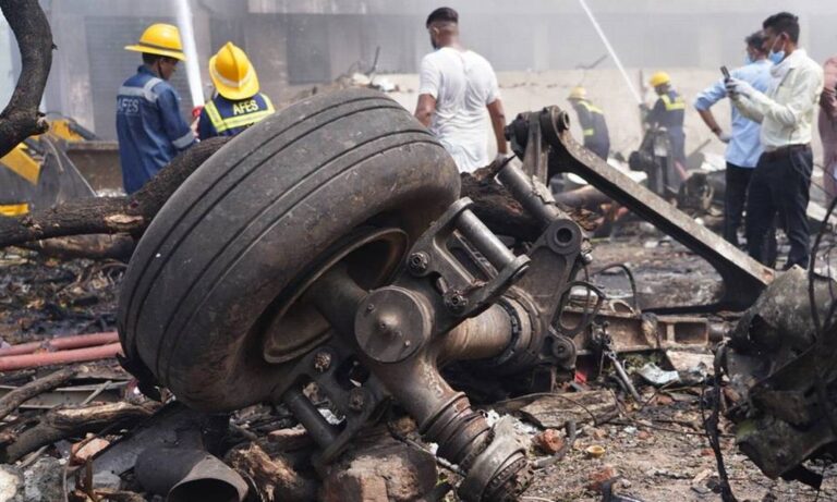 Hallan al menos 268 cuerpos tras accidente aéreo en India