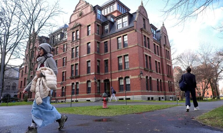 Jueza pospone decisión sobre veto de Trump a estudiantes extranjeros en Harvard