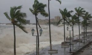 México no reporta daños humanos por el huracán Erick tras tocar tierra