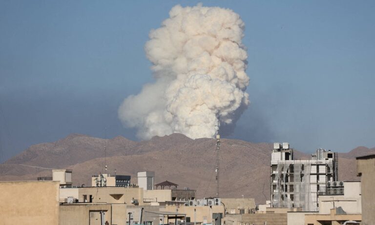 Israel intensifica bombardeos de instalaciones clave en Teherán