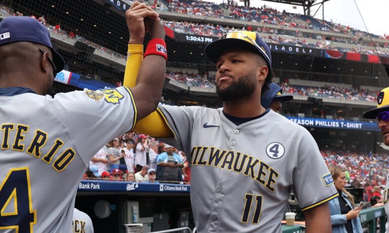 Jackson Chourio encadena tercer juego multihit en la remontada ante Filis