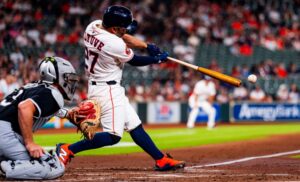 José Altuve encadena otro juego multihits