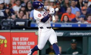 Altuve se acerca a miembros de Cooperstown por jonrón ante Atléticos