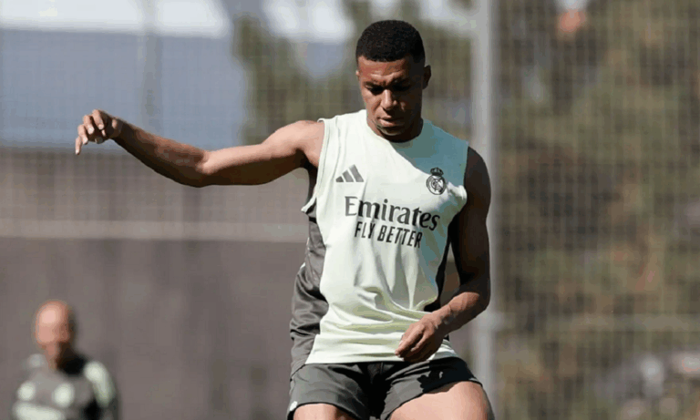 Mbappé recibe el alta hospitalaria y regresa a la concentración