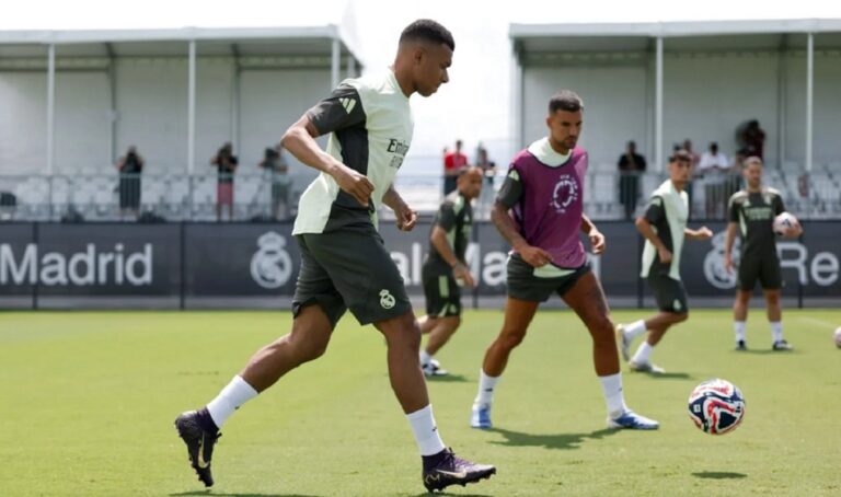 Mbappé entrena de nuevo en víspera del partido contra el Salzburgo