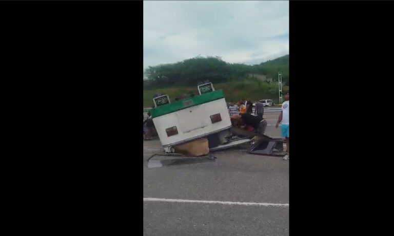 Microbús se vuelca en autopista y deja 21 heridos en Miranda