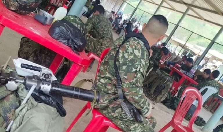 Ministros gestionan liberación de 57 militares “secuestrados” por civiles en Colombia