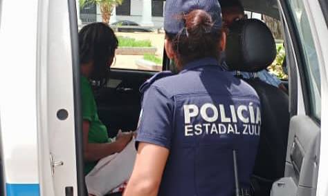 Mujer deambula desnuda en la Plaza Bolívar y la llevan al Psiquiátrico