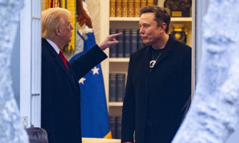 Exestratega de Trump le pide deportar a Musk y quitarle contratos a sus empresas