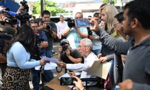 Niegan derecho de visita a venezolanos recluidos en Cecot