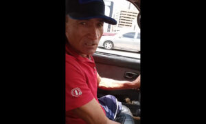 Hombre con discapacidad trabaja en un “por puesto” y da lección de vida en Maracaibo