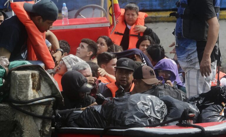 Panamá traslada a más de 100 migrantes por mar hacia Colombia en su viaje de retorno