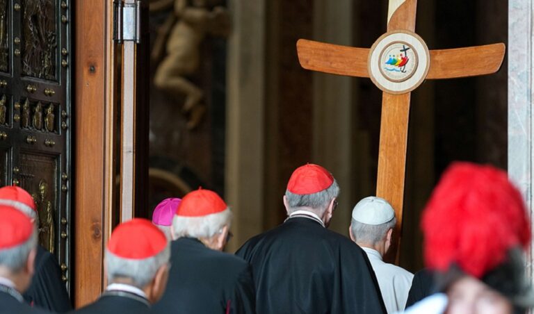 León XIV atraviesa la Puerta Santa en ocasión de su Jubileo del Vaticano