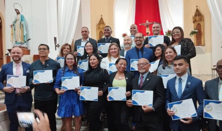 Periodistas del Zulia celebran su día con misa y entrega de botones