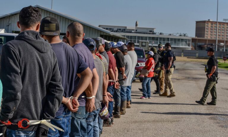 EE. UU. prioriza detener a migrantes "criminales" en las redadas laborales