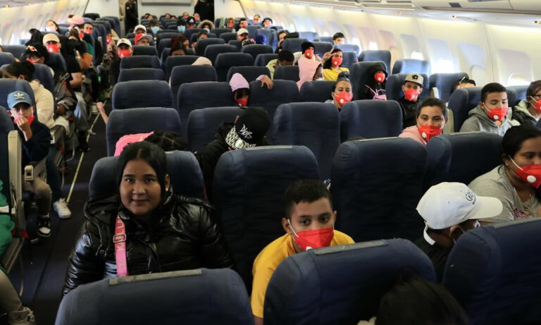 Llegan 252 venezolanos repatriados desde México, entre ellos 110 niños