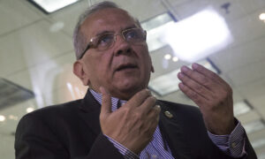 Advierten de “desbordamiento represivo” tras arresto de 5 economistas